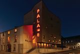 Ocenění za nejnápaditější využití barev putuje do rukou irského architekta Toma de Paora za návrh budovy kina ve městě Galway.
