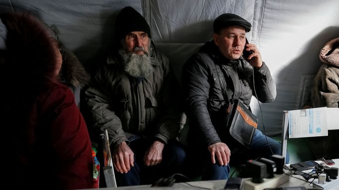 Foto: Tanky v ulicích a čekání na jídlo. Boje na východní Ukrajině se v posledních dnech vyostřily