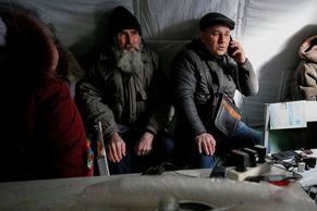 Foto: Tanky v ulicích a čekání na jídlo. Boje na východní Ukrajině se v posledních dnech vyostřily