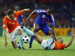 Souboj o míč v zápase Nizozemí - Francie.