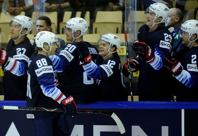 Patrick Kane slaví úvodní gól USA.