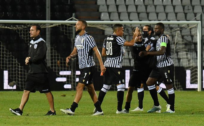 Fotbalisté PAOK Soluň oslavují branku ve 2. předkole Ligy mistrů.