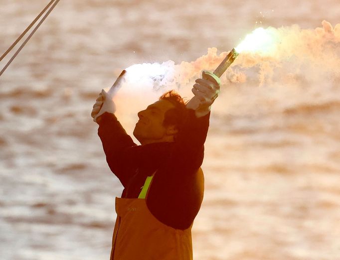 Francouz Charlie Dalin slaví vítězství v jachtařském závode kolem světa Vendée Globe