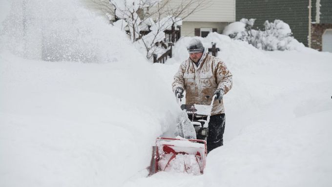 Thomas Berry z města Erie v Pensylvánii odstraňuje sníh z chodníku před svým domem. Během tří dnů ho napadlo víc než půldruhého metru.