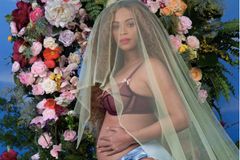 Beyoncé a Jay-Z čekají dvojčata, zpěvačka ukázala bříško na Instagramu