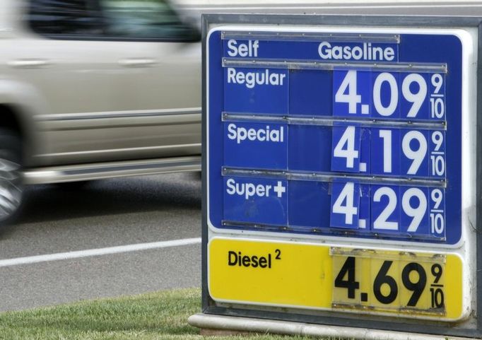 Gas prices climb over four dollars a gallon at a gas station in Rancho Santa Fe, California April 23, 2008. REUTERS/Mike Blake (UNITED STATES)