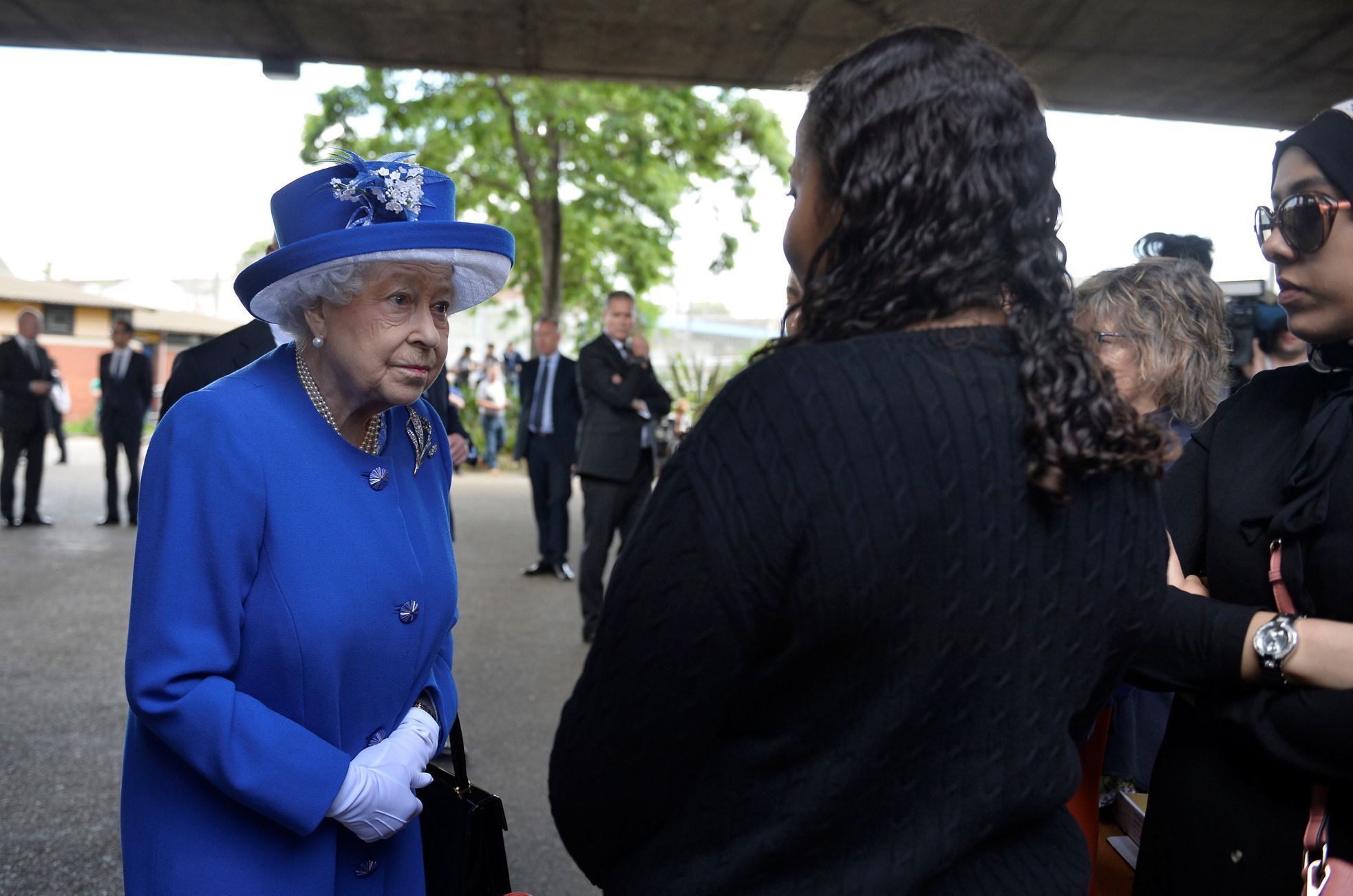 Královna Alžběta II. navštívila přeživší požáru v Londýně.