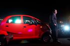Objednávky na Nano budou prodejci přijímat až od druhého dubnového týdne. A na první projížďku v novém voze si lidé počkají ještě déle kvůli dodacím lhůtám. Bude trvat nejméně do července, než se tyto vozy opravdu dostanou na silnice.