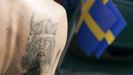 Švédský fanoušek s vytetovaným Vikingem na zádech v heldišti atletického ME v Göteborgu.