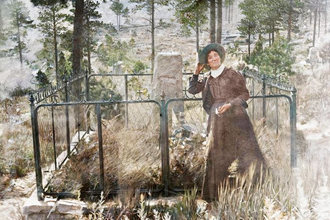 Martha Jane Burkeová, známá jako Calamity Jane, stojí u hrobu Divokého Billa Hickoka na hřbitově Mt. Moriah v Deadwoodu v Jižní Dakotě. Rok 1903