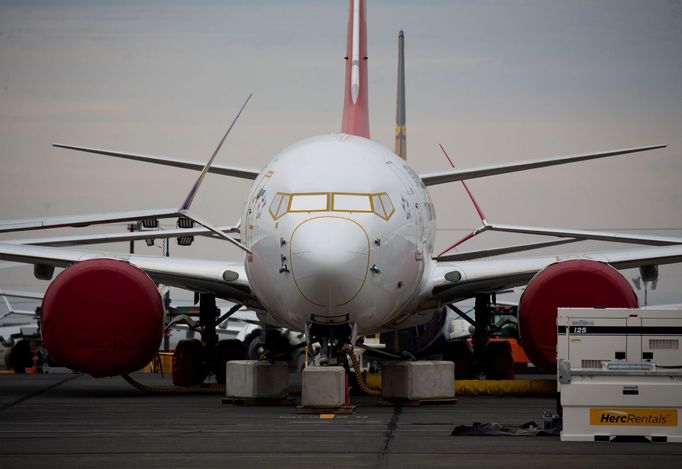 Boeing 737 MAX zaparkovaný na mezinárodním letišti Grant County na severu amerického města Moses Lake.