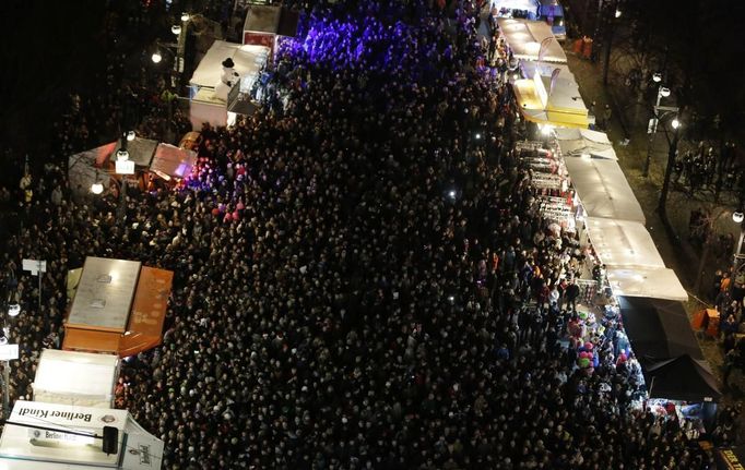 Lidé očekávají příchod nového roku u Braniborské brány v Berlíně. Tradičního místa silvestrovských oslav.