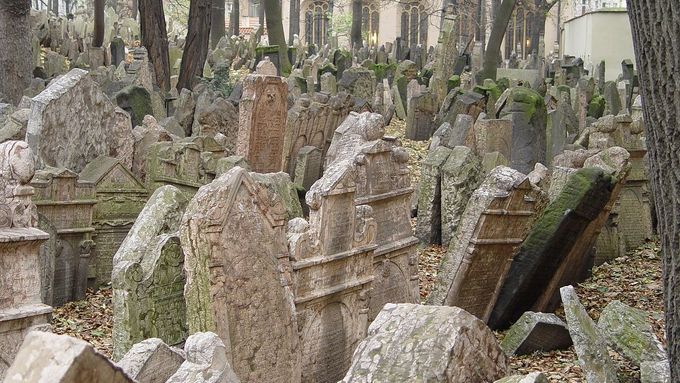 Dlažební kostky pocházejí z náhrobků ze židovského hřbitova (ilustrační foto).