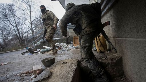 Východoukrajinské město Bachmut v Doněcké oblasti podle ukrajinského prezidenta Volodymyra Zelenského zničily ruské síly.