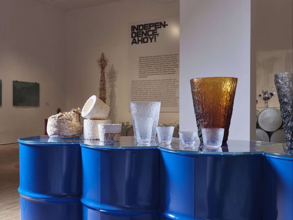 Skleničky a váza Symboll limit.ed. od studia LLEV