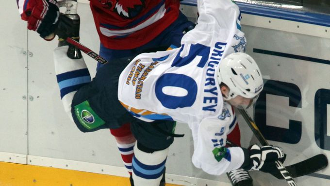 Podívejte se na výstavní bodyček Jevgenije Fadějeva na Maxima Jakucenju v utkání KHL.