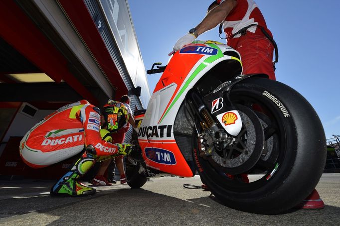 Tradiční póza Valentina Rossiho přewd startem závodu.