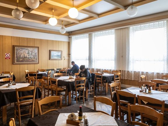 Přední místnost restaurace Jirmásek. Interiéry jsou stejné od roku 1983.