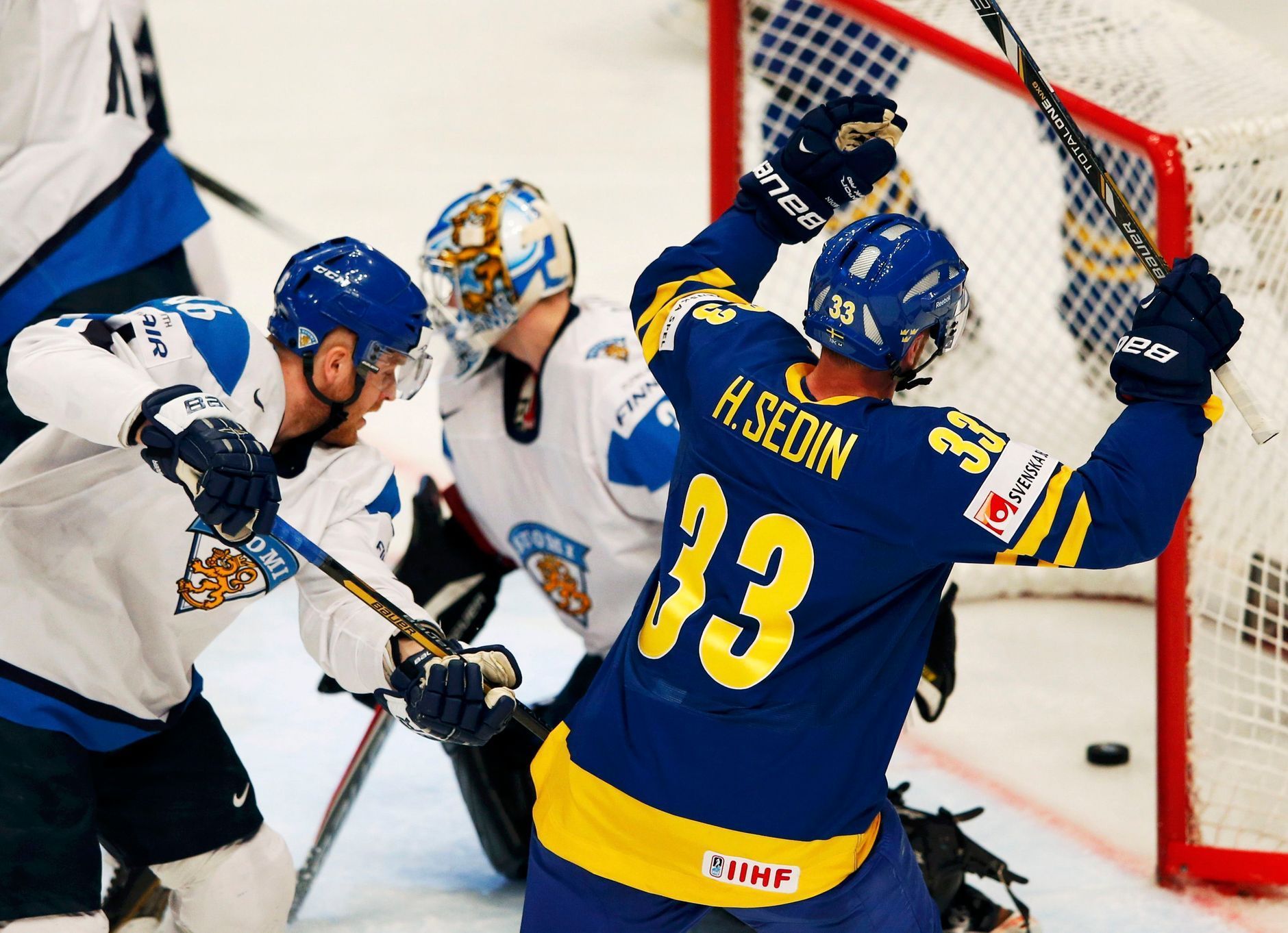 Hokej, MS 2013, Švédsko - Finsko: Henrik Sedin slaví švédský gól na 1:0