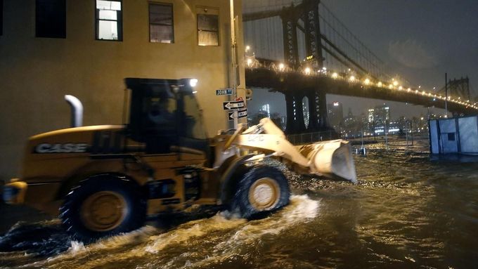 Okolí Brooklynského mostu poté, co voda začala zaplavovat Dolní Manhattan.