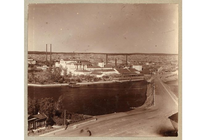 Průmyslový areál u řeky, Kyštym (Čeljabinská oblast, SSSR), nedotaváno. Ilustrační snímek