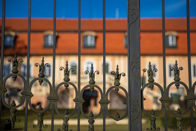 Uzavřený zámek Štiřín v obci Kamenice nedaleko Prahy-východ, patřící státu skrze Úřad pro zastupování státu ve věcech majetkových.