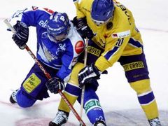Švédský hokejista Joakim Eriksson (bojuje o puk s Finem Pekkou Saarenheimem na turnaji EHT v Liberci.