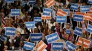 Delegates wave campaign signs during the first session of the Democratic National Convention in Charlotte, North Carolina, September 4, 2012. REUTERS/Eric Thayer (UNITED STATES - Tags: POLITICS ELECTIONS) Published: Zář. 5, 2012, 3:45 dop.