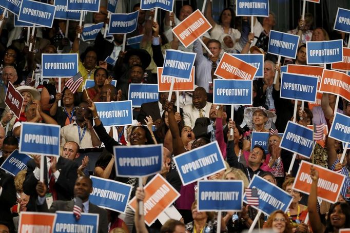 Delegates wave campaign signs during the first session of the Democratic National Convention in Charlotte, North Carolina, September 4, 2012. REUTERS/Eric Thayer (UNITED STATES - Tags: POLITICS ELECTIONS) Published: Zář. 5, 2012, 3:45 dop.