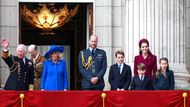 Britský král Karel III. se spolu s dalšími členy královské rodiny připojil k válečným veteránům a davům diváků, kteří sledovali velkolepou vojenskou přehlídku a leteckou show na začátku čtyřdenních oslav 80. výročí Dne vítězství v Evropě (VE Day).