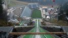 Takto uvidí stadion skokani a skokanky. I na betonové konstrukci vlevo budou tribuny. Celková kapacita stadionu bude 12 tisíc míst, stát se bude moci i na slalomovém svahu naproti hlavní tribuně pro diváky.