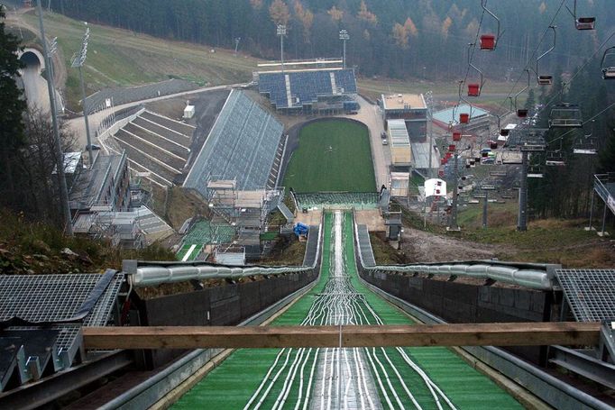 Takto uvidí stadion skokani a skokanky. I na betonové konstrukci vlevo budou tribuny. Celková kapacita stadionu bude 12 tisíc míst, stát se bude moci i na slalomovém svahu naproti hlavní tribuně pro diváky.