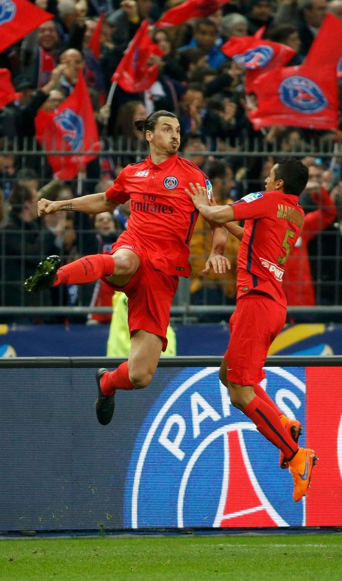 Zlatan Ibrahimovic a Marquinhos slaví gól PSG v poháru