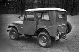 Stejně jako Land Rover se třídveřovou karoserií proslavil i Civilian Jeep, známý pod zkratkou CJ. Od roku 1964 se prodával jako Jeep CJ a třídveřovou karoserii si udržel dodnes, kdy jeho nástupce známe jako Wrangler. Na snímku je CJ-5 z 50. let.