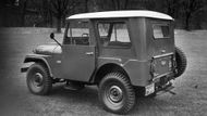 Stejně jako Land Rover se třídveřovou karoserií proslavil i Civilian Jeep, známý pod zkratkou CJ. Od roku 1964 se prodával jako Jeep CJ a třídveřovou karoserii si udržel dodnes, kdy jeho nástupce známe jako Wrangler. Na snímku je CJ-5 z 50. let.