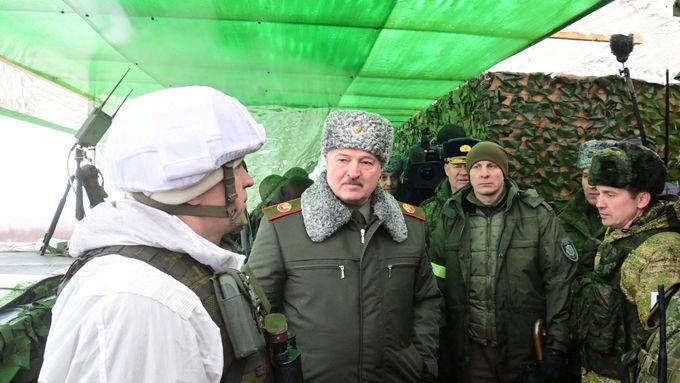 Alexandr Lukašenko na vojenském cvičení ve městě Mohylev. Zdá se, že běloruská armáda není nakloněná plánu zapojit se po boku Ruska do války na Ukrajině.
