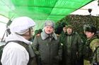 Alexandr Lukašenko na vojenském cvičení ve městě Mohylev.
