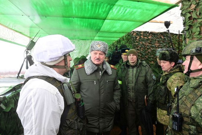 Alexandr Lukašenko na vojenském cvičení ve městě Mohylev.