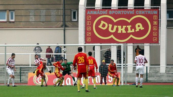 Pohárové derby Sparta versus Dukla na Julisce.