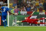 Penalty začal italský reprezentant Mario Balotelli a co se mu nedařilo v utkání, tak to se mu podařilo v penaltách. Totiž vstřelit branku.
