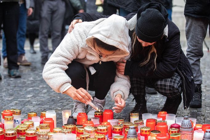 Pietní místo u Karolina 22. prosince, kam lidé po střelbě na Filosofické fakultě nosí květiny a svíčky.