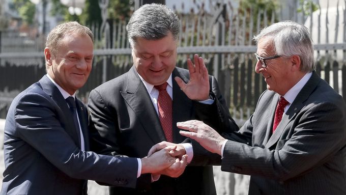 Šéf unijních summitů Donald Tusk, prezident Ukrajiny Petro Porošenko a předseda Evropské komise Jean-Claude Juncker.