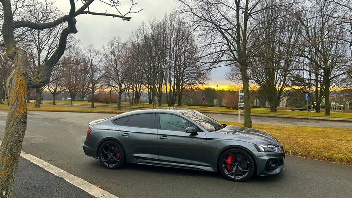 Současnému přiškrcování navzdory. Limitku Audi RS5 seženete už jen ze skladovek