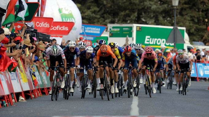 Cycling - Vuelta a Espana - Stage 6 - Jerez de la Frontera to Yunquera - Spain - August 22, 2024 The peleton in action before the finish REUTERS/Jon Nazca