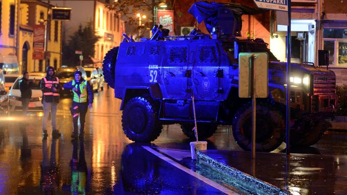 Foto: Novoroční oslavu ukončil teroristický útok. Policie na místo dohlíží i z Bosporu