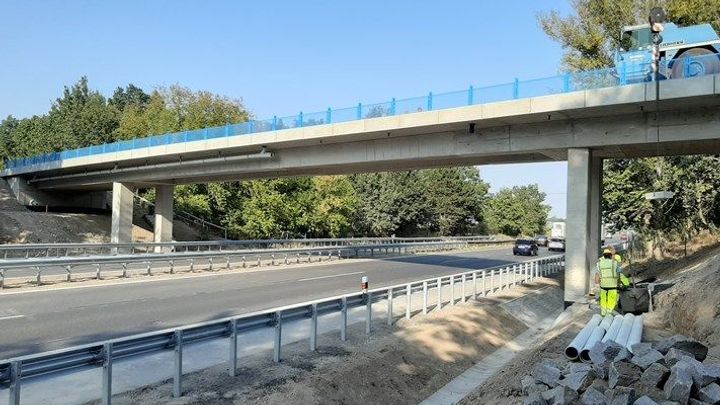 Rozšíření D10 o další pruhy se přiblížilo. Nově stavěné nadjezdy s tím ale nepočítají