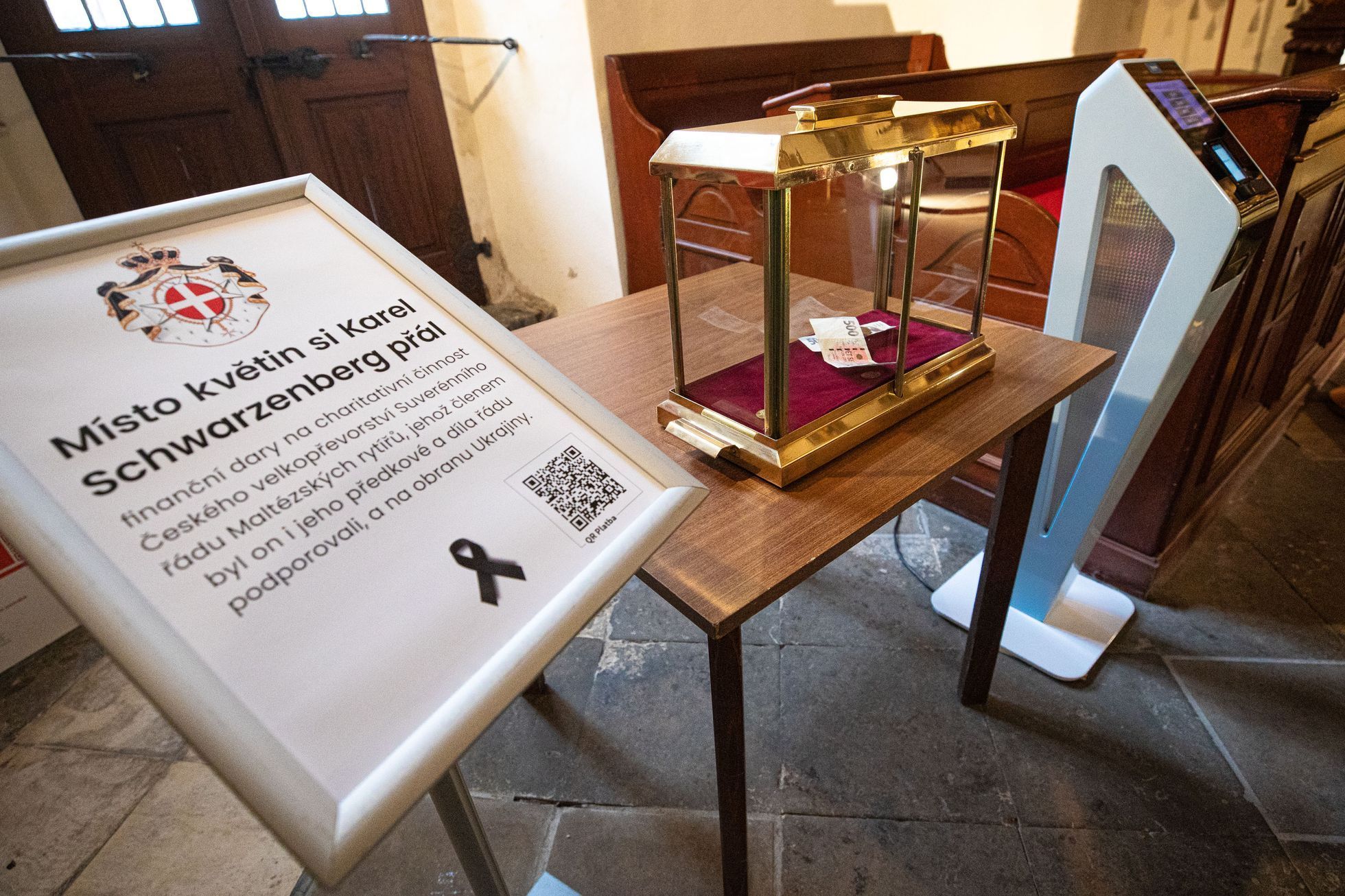 Veřejné rozloučení s Karlem Schwarzenbergem, vystavená rakev v kostele Panny Marie pod řetězem v Praze, Řád Maltézských rytířů