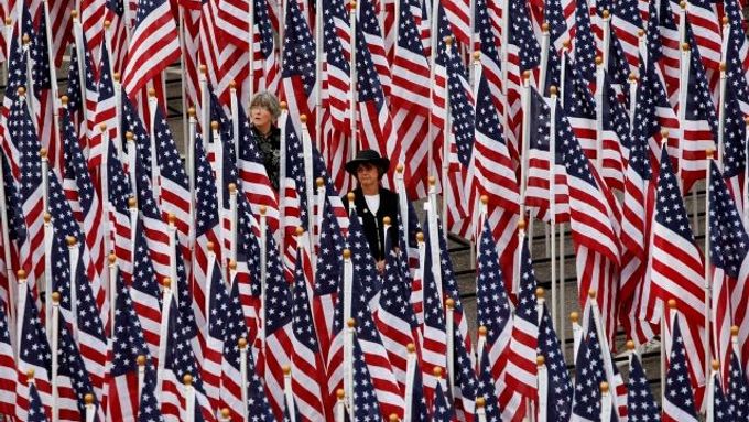 Dnes mají být Američané jednotni. Vlajky u Pentagonu