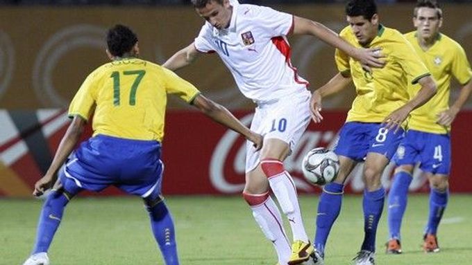 Tomáš Pekhart bojuje o míč s Brazilcem Souzou