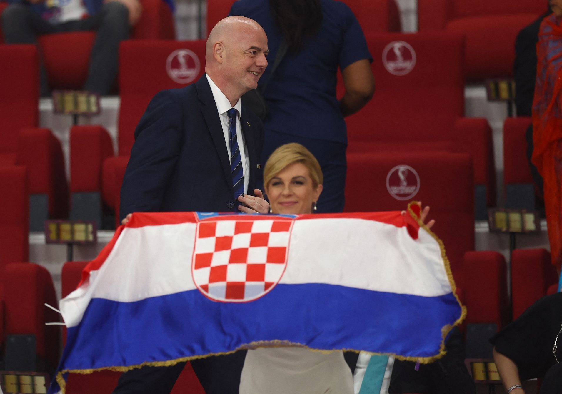 Prezident FIFA Gianni Infantino a bývalá chorvatská prezidentka Kolinda Grabarová Kitarovičová na zápase o 3. místo na MS 2022 Chorvatsko - Maroko